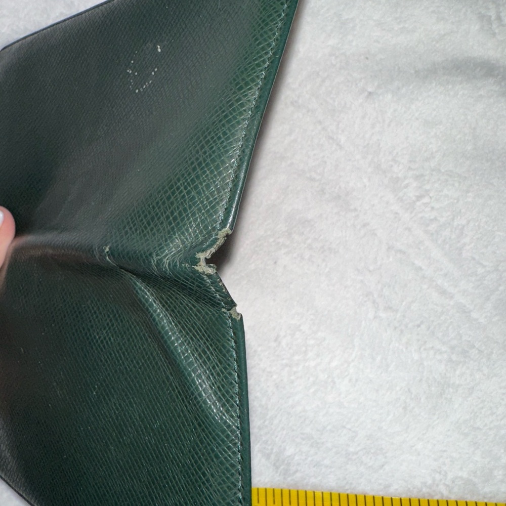 AUTHENTIC MEN'S LOUIS VUITTON BLACK GREEN TAIGA LEATHER PORTE CARTES LONG WALLET - Picture 11 of 12